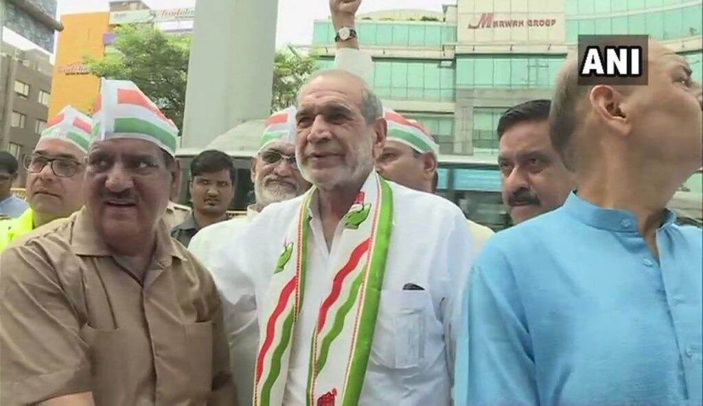 शीखविरोधात दंगल प्रकरणातील आरोपी सज्जन कुमार यांना जन्मठेप, काँग्रेसला दणका शीखविरोधात दंगल प्रकरणातील आरोपी सज्जन कुमार यांना जन्मठेप, काँग्रेसला दणका
