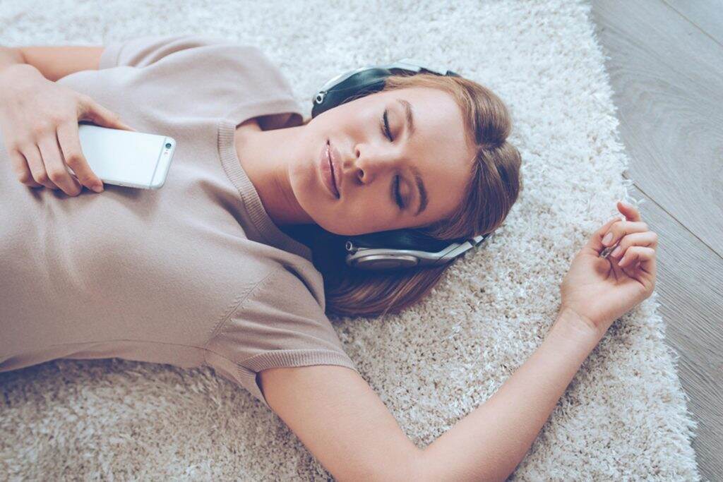 Earphones लावून झोपणे आरोग्यासाठी योग्य की अयोग्य? Earphones लावून झोपणे आरोग्यासाठी योग्य की अयोग्य?