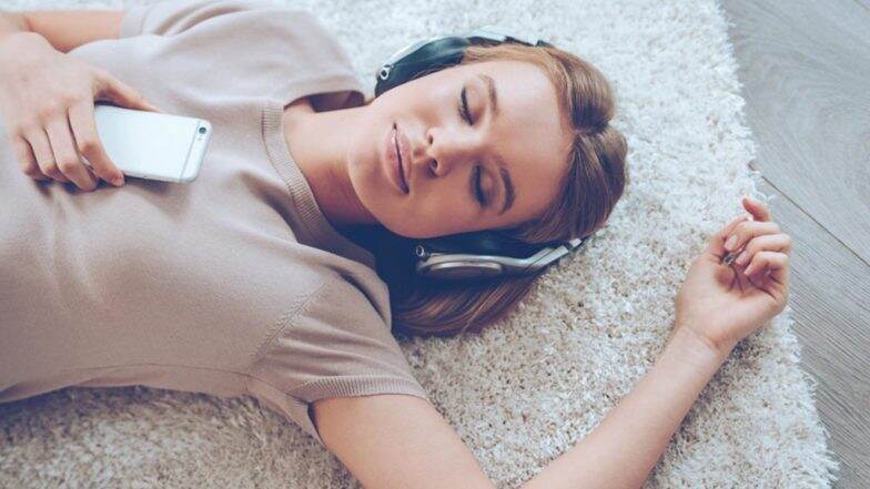 Earphones लावून झोपणे आरोग्यासाठी योग्य की अयोग्य? Earphones लावून झोपणे आरोग्यासाठी योग्य की अयोग्य?