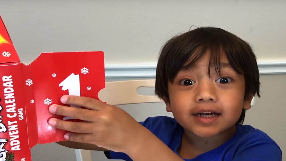 YouTube च्या माध्यमातून सर्वाधिक कमाई करणाऱ्यांमध्ये 8 वर्षांचा मुलगा अव्वल; व्हिडीओज बनवून कमावले तब्बल 155 कोटी YouTube च्या माध्यमातून सर्वाधिक कमाई करणाऱ्यांमध्ये 8 वर्षांचा मुलगा अव्वल; व्हिडीओज बनवून कमावले तब्बल 155 कोटी