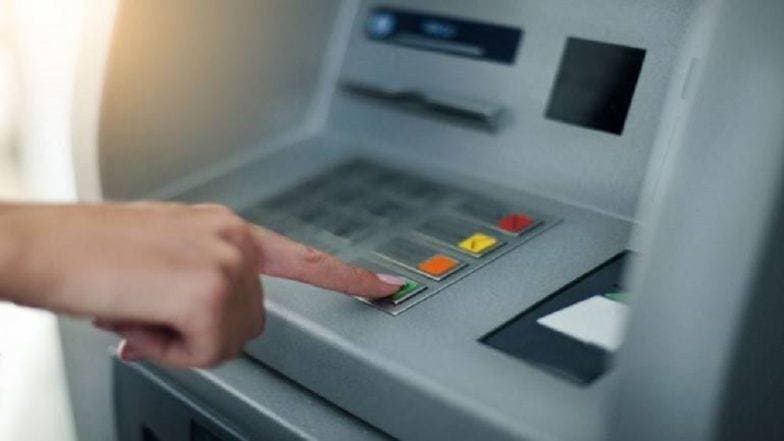 नागपूर: 16 लाख रुपये रोख असणाऱ्या एटीएम वर चोरांचा डल्ला, पोलीस तपास सुरु नागपूर: 16 लाख रुपये रोख असणाऱ्या एटीएम वर चोरांचा डल्ला, पोलीस तपास सुरु