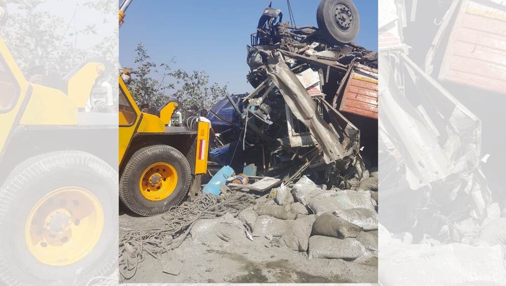 पुणे-मुंबई एक्सप्रेसवर भीषण अपघात, 4 जणांचा मृत्यू पुणे-मुंबई एक्सप्रेसवर भीषण अपघात, 4 जणांचा मृत्यू