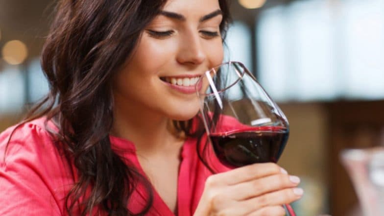 स्किनसाठी फायदेशीर Red Wine, चेहऱ्यावर 'या' पद्धतीने करा उपयोग स्किनसाठी फायदेशीर Red Wine, चेहऱ्यावर 'या' पद्धतीने करा उपयोग
