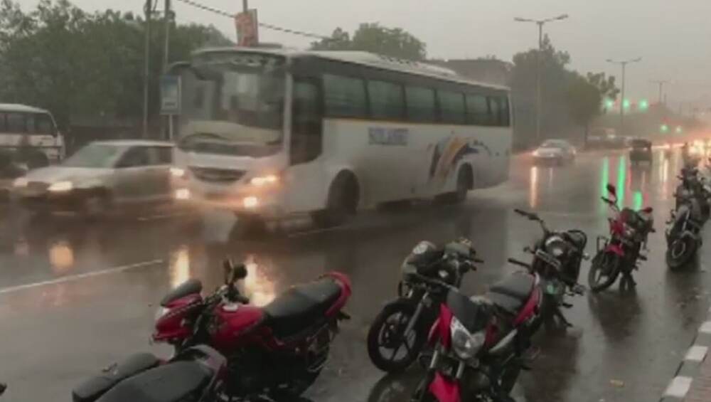 ऐन थंडीत दिल्लीला अवकाळी पाऊस आणि गारपीटांचा फटका! (Video) ऐन थंडीत दिल्लीला अवकाळी पाऊस आणि गारपीटांचा फटका! (Video)