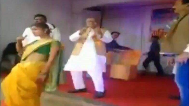 शालेय मुलांसोबत 'आंखे मारे' गाण्यावर थिरकले NCP खासदार मधुकर कुकडे; व्हिडिओ व्हायरल (Video) शालेय मुलांसोबत 'आंखे मारे' गाण्यावर थिरकले NCP खासदार मधुकर कुकडे; व्हिडिओ व्हायरल (Video)