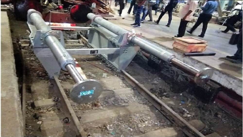 रेल्वे अपघात टाळण्यासाठी चर्चगेट स्थानकात नवे बफर्स; कसे काम करणार हे बफर्स? रेल्वे अपघात टाळण्यासाठी चर्चगेट स्थानकात नवे बफर्स; कसे काम करणार हे बफर्स?