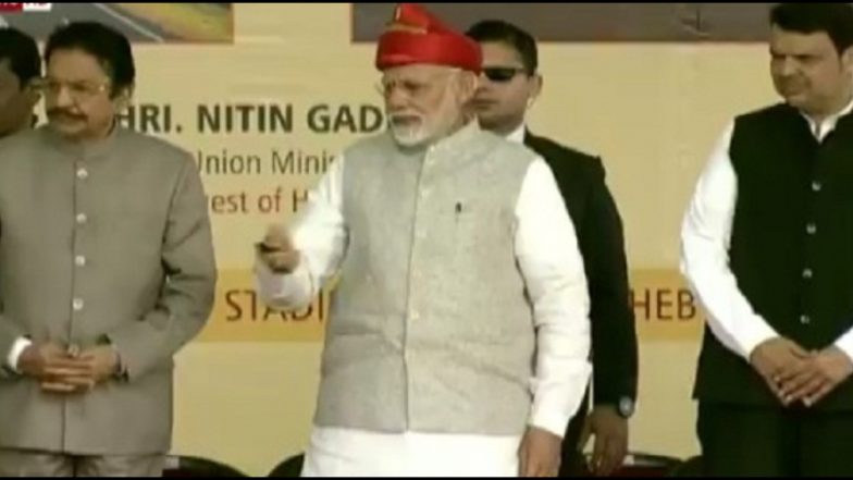 काँग्रेसच्या व्होटबँक राजकारणामुळे विकासात अडथळा, सोलापूर येथील सभेतून पंतप्रधान मोदी यांचा काँग्रेसवर हल्ला