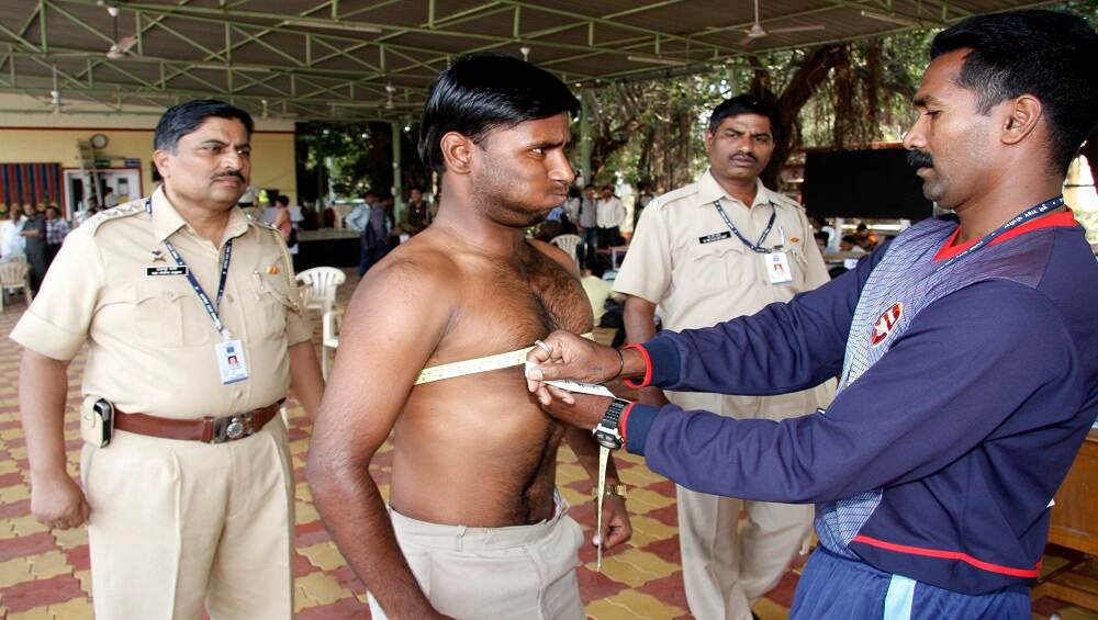 Maharashtra Police Bharti 2020: पोलीस दलात मेगाभरतीची संधी, लवकरच 8 हजार रिक्त पदांवर उमेदवारांची निवड केली जाणार Maharashtra Police Bharti 2020: पोलीस दलात मेगाभरतीची संधी, लवकरच 8 हजार रिक्त पदांवर उमेदवारांची निवड केली जाणार
