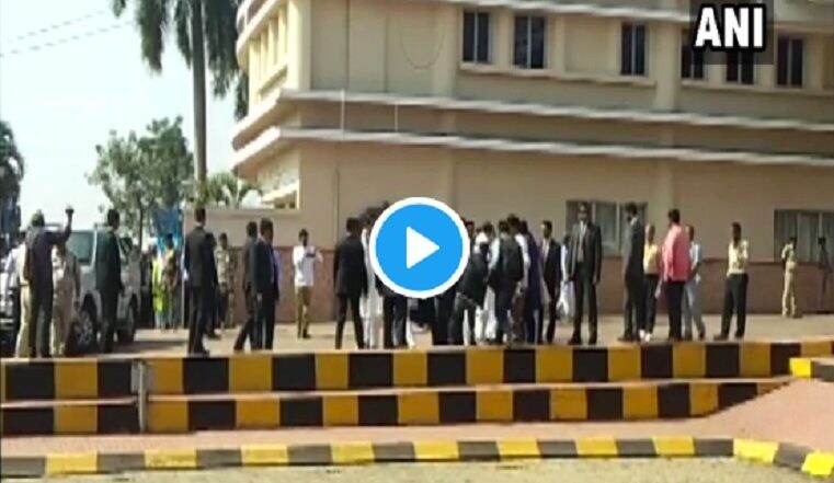 राहुल गांधी यांनी फोटोग्राफरचा पकडला हात; व्हिडिओ सोशल मीडियावर व्हायरल राहुल गांधी यांनी फोटोग्राफरचा पकडला हात; व्हिडिओ सोशल मीडियावर व्हायरल