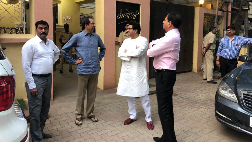वरबाप राज ठाकरे 'मातोश्री'च्या भेटीला, बंधू उद्धव ठाकरे यांना दिले अमित यांच्या लग्नाचे निमंत्रण वरबाप राज ठाकरे 'मातोश्री'च्या भेटीला, बंधू उद्धव ठाकरे यांना दिले अमित यांच्या लग्नाचे निमंत्रण