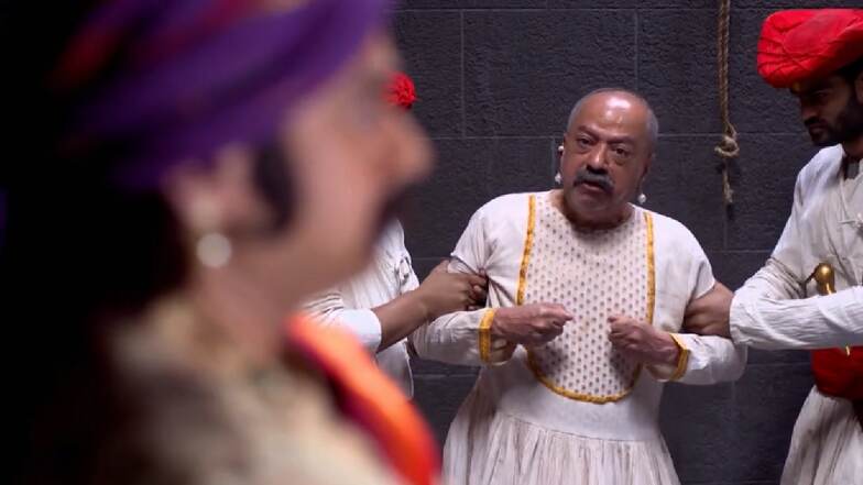Swarajyarakshak Sambhaji : शिक्षेची अंमलबजावणी; जनार्दनपंतांचे डोळे काढून वासोट्याच्या किल्ल्यावर रवानगी Swarajyarakshak Sambhaji : शिक्षेची अंमलबजावणी; जनार्दनपंतांचे डोळे काढून वासोट्याच्या किल्ल्यावर रवानगी