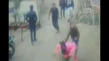 महिलेवर गुंडांचा भरदिवसा हल्ला; हवेत गोळीबार करून धमकावण्याचा प्रयत्न (Video)