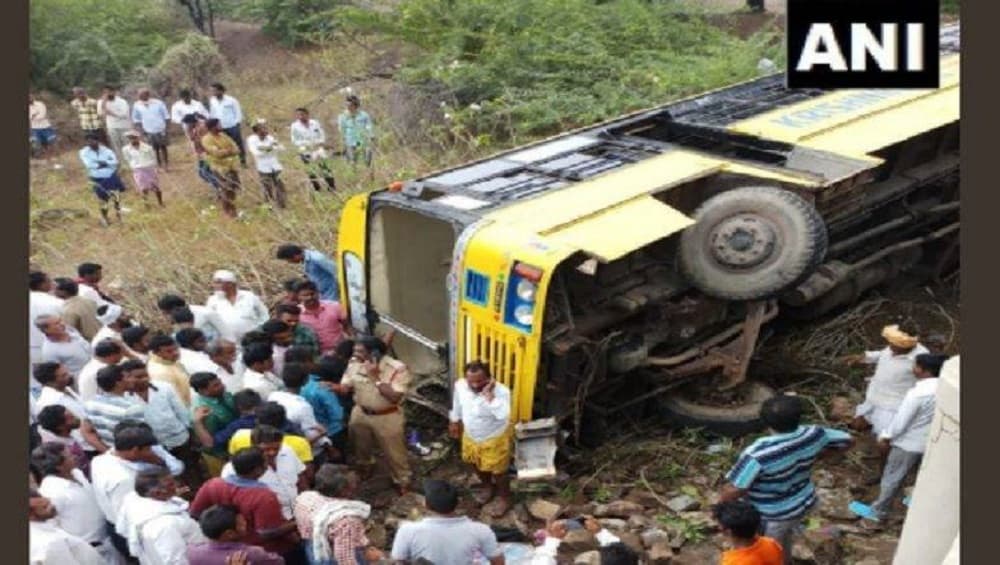 आंध्र प्रदेश: स्कूल बस अपघातात 15 विद्यार्थी जखमी; दोघांची प्रकृती गंभीर आंध्र प्रदेश: स्कूल बस अपघातात 15 विद्यार्थी जखमी; दोघांची प्रकृती गंभीर