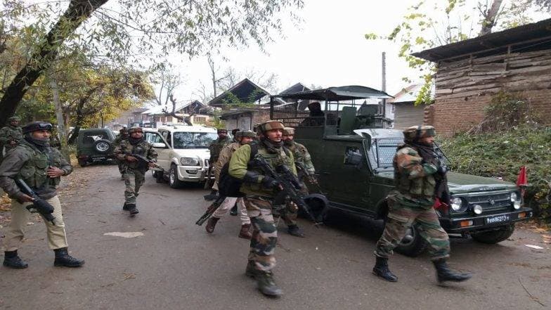 जम्मू काश्मीर: CRPF कँपवर दहशतवादी हल्ला, 5 जवान जखमी, चकमक सुरुच जम्मू काश्मीर: CRPF कँपवर दहशतवादी हल्ला, 5 जवान जखमी, चकमक सुरुच