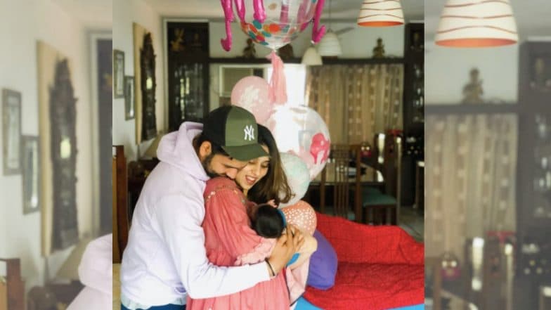 Rohit Sharma ने मुलीच्या नव्या फोटोसोबतच नावाचाही केला उलगडा, भावनिक पोस्ट शेअर करत मोकळ्या केल्या भावना Rohit Sharma ने मुलीच्या नव्या फोटोसोबतच नावाचाही केला उलगडा, भावनिक पोस्ट शेअर करत मोकळ्या केल्या भावना