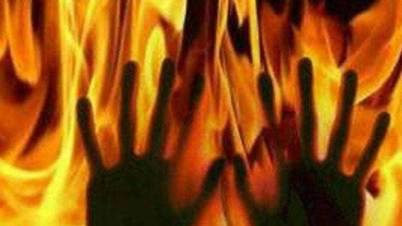 शाळेत जाण्यासाठी बाईक दिली नाही म्हणून पोलीस कर्मचारीच्या मुलाने शाळेतच स्वत:ला घेतले पेटवून शाळेत जाण्यासाठी बाईक दिली नाही म्हणून पोलीस कर्मचारीच्या मुलाने शाळेतच स्वत:ला घेतले पेटवून