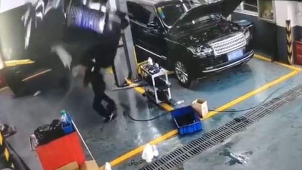 Rolls Royce अंगावर कोसळून मेकॅनिकचा मृत्यू, सोशल मीडियात व्हिडिओ व्हायरल (Video) Rolls Royce अंगावर कोसळून मेकॅनिकचा मृत्यू, सोशल मीडियात व्हिडिओ व्हायरल (Video)