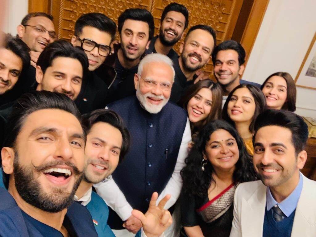 बॉलिवूड कलाकारांचा पंतप्रधान नरेंद्र मोदी यांच्यासोबतचा ग्रँड सेल्फी पाहिलात का? बॉलिवूड कलाकारांचा पंतप्रधान नरेंद्र मोदी यांच्यासोबतचा ग्रँड सेल्फी पाहिलात का?
