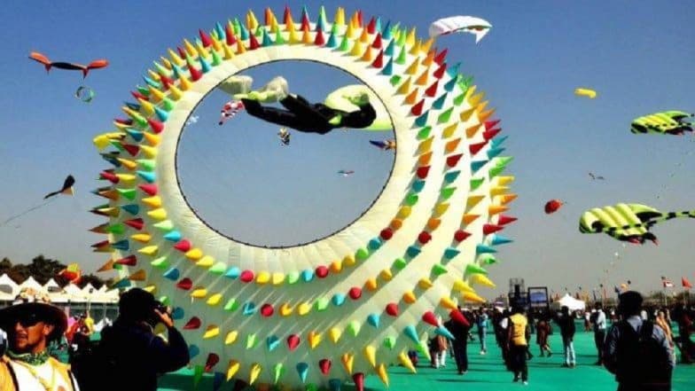 International Kite Festival 2019 : आंतरराष्ट्रीय पतंग महोत्सवात रंगीबेरंगी पतंगांनी सजले आकाश !