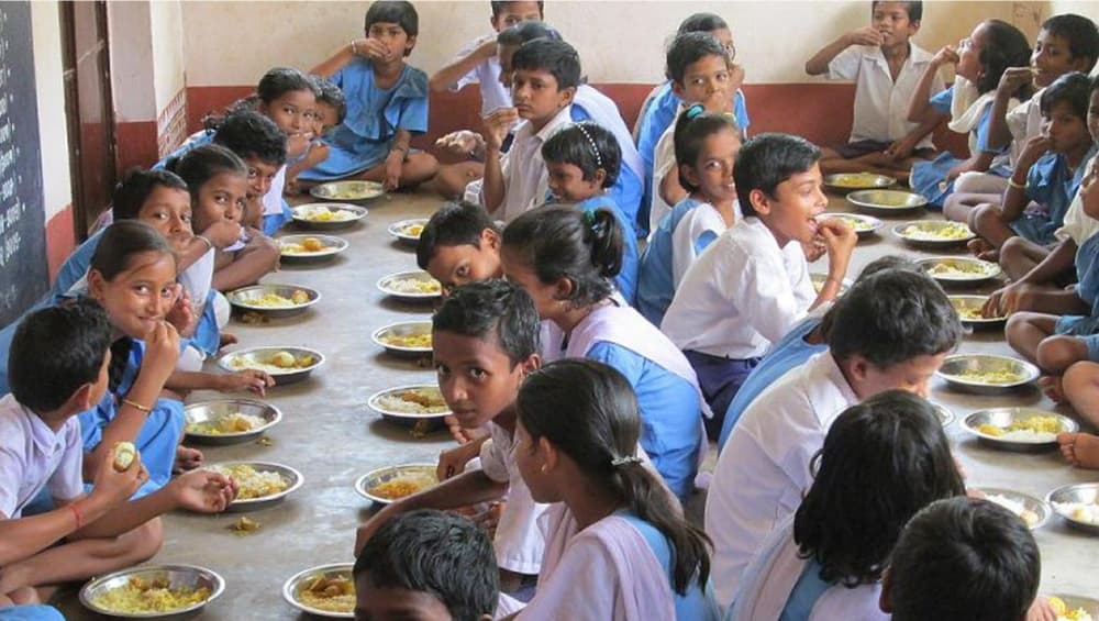 भयंकर! शाळेच्या Midday Meal मध्ये आढळला साप, पालकांकडून संताप व्यक्त भयंकर! शाळेच्या Midday Meal मध्ये आढळला साप, पालकांकडून संताप व्यक्त