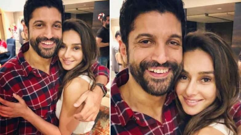 वाढदिवसानिमित्त Farhan Akhtar चा गर्लफ्रेंड Shibani Dandekar सोबत गुपचूप साखरपुडा ? वाढदिवसानिमित्त Farhan Akhtar चा गर्लफ्रेंड Shibani Dandekar सोबत गुपचूप साखरपुडा ?
