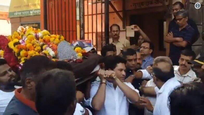 गुरु रमाकांत आचरेकर यांना शेवटचा निरोप देताना भावूक झालेला सचिन तेंडुलकर (Video) गुरु रमाकांत आचरेकर यांना शेवटचा निरोप देताना भावूक झालेला सचिन तेंडुलकर (Video)