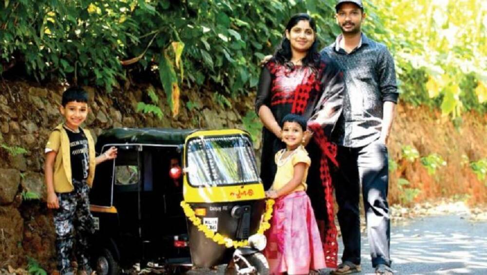 मुलांना खेळण्यासाठी केरळातील 'या' व्यक्तीने तयार केली मिनी ऑटो रिक्षा (Video) मुलांना खेळण्यासाठी केरळातील 'या' व्यक्तीने तयार केली मिनी ऑटो रिक्षा (Video)