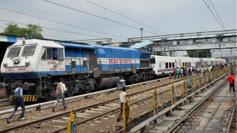ट्रेनमध्ये चोरी झाल्यास दाखल करता येणार तक्रार, प्रवाशांसाठी GRP सहयात्री अॅप लॉन्च ट्रेनमध्ये चोरी झाल्यास दाखल करता येणार तक्रार, प्रवाशांसाठी GRP सहयात्री अॅप लॉन्च