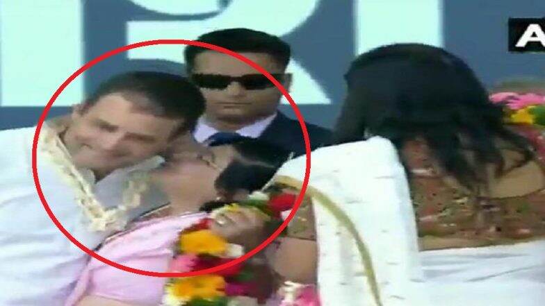 व्हिडिओ: राहुल गांधी यांचे एका महिलेने घेतले चुंबन, व्हॅलेंटाईन डेला भव्य व्यासपीठावर घडला प्रकार व्हिडिओ: राहुल गांधी यांचे एका महिलेने घेतले चुंबन, व्हॅलेंटाईन डेला भव्य व्यासपीठावर घडला प्रकार
