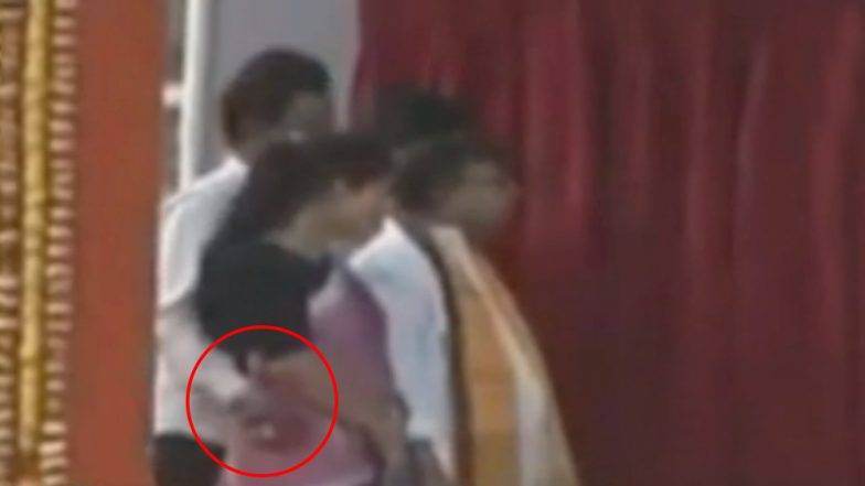 पंतप्रधान नरेंद्र मोदी यांच्या उपस्थितीत भर कार्यक्रमामध्ये त्रिपुरा सरकारमधील मंत्री मनोज कांती देब यांचं असभ्य वर्तन, शिक्षणमंत्री संताना चाकमा यांच्या कंबरेवर ठेवला हात पंतप्रधान नरेंद्र मोदी यांच्या उपस्थितीत भर कार्यक्रमामध्ये त्रिपुरा सरकारमधील मंत्री मनोज कांती देब यांचं असभ्य वर्तन, शिक्षणमंत्री संताना चाकमा यांच्या कंबरेवर ठेवला हात