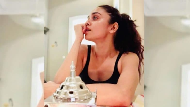 मराठमोळी अभिनेत्री Amruta Khanvilkar चा बोल्ड अंदाज चर्चेत, डीप नेक ड्रेसमध्ये केला फोटोशूट; पहा Photos