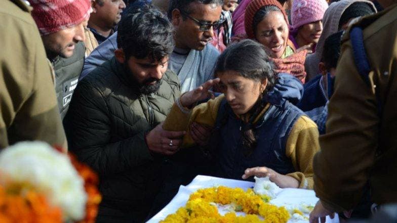 Pulwama Terror Attack: 'भारत के वीर' पोर्टलवर 7 कोटी जमा; साई संस्थानकडून 2.51 कोटी रुपयांची मदत जाहीर Pulwama Terror Attack: 'भारत के वीर' पोर्टलवर 7 कोटी जमा; साई संस्थानकडून 2.51 कोटी रुपयांची मदत जाहीर