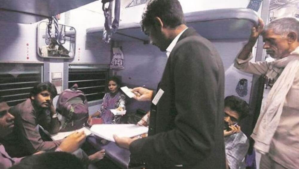 पुणे: फुकट्या प्रवाशांना दणका, मध्य रेल्वेने कारवाई करत वसूल केले सात कोटी पुणे: फुकट्या प्रवाशांना दणका, मध्य रेल्वेने कारवाई करत वसूल केले सात कोटी