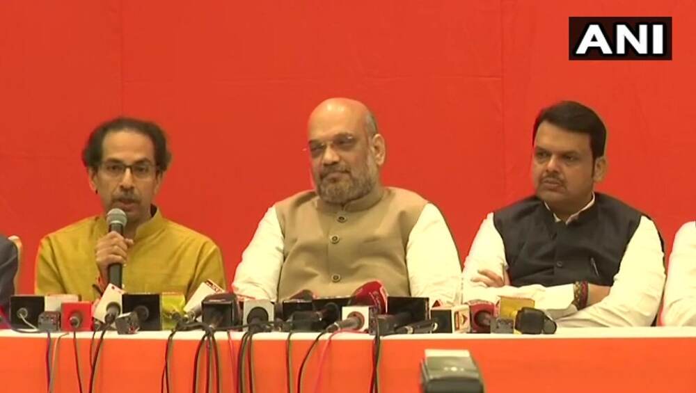 अखेर भाजप-शिवसेना युती झालीच, जनभावनेचा आदर राखत आगामी निवडणुक एकत्र लढवण्याचा निर्णय अखेर भाजप-शिवसेना युती झालीच, जनभावनेचा आदर राखत आगामी निवडणुक एकत्र लढवण्याचा निर्णय