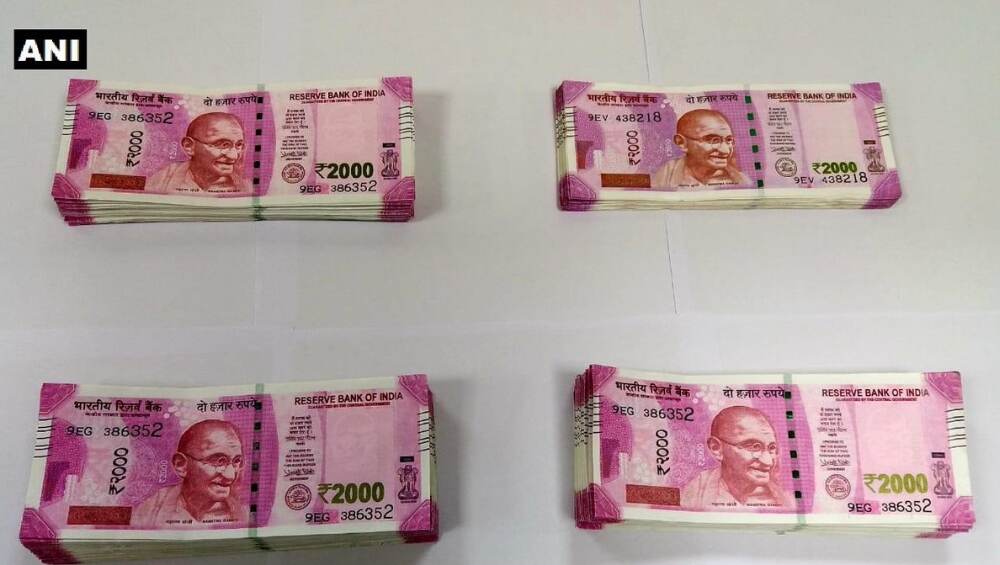 कोल्हापूर: सोशल मीडिया वर व्हिडीओ पाहून कापड व्यापाऱ्याने बनवल्या 97 हजाराच्या बनावटी नोटा; पोलिसांकडून रंगेहाथ अटक कोल्हापूर: सोशल मीडिया वर व्हिडीओ पाहून कापड व्यापाऱ्याने बनवल्या 97 हजाराच्या बनावटी नोटा; पोलिसांकडून रंगेहाथ अटक