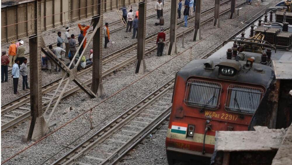 Mumbai Western Railway Mega Block Update: लोअर परळ येथून पहिली एक्सप्रेस रवाना, पश्चिम रेल्वेमार्गावरील काम दिलेल्या वेळेत पूर्ण Mumbai Western Railway Mega Block Update: लोअर परळ येथून पहिली एक्सप्रेस रवाना, पश्चिम रेल्वेमार्गावरील काम दिलेल्या वेळेत पूर्ण