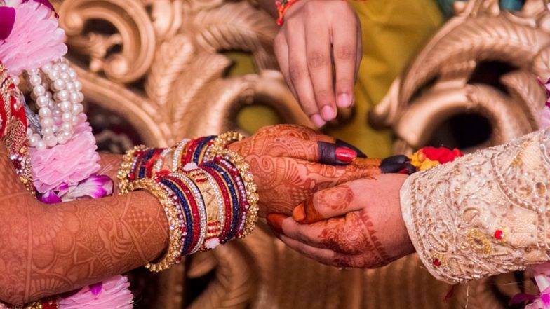 प्रियकरासोबत नवऱ्याने लावून दिले बायकोचे लग्न, भेट म्हणून मुलगासुद्धा पाठवून दिला प्रियकरासोबत नवऱ्याने लावून दिले बायकोचे लग्न, भेट म्हणून मुलगासुद्धा पाठवून दिला