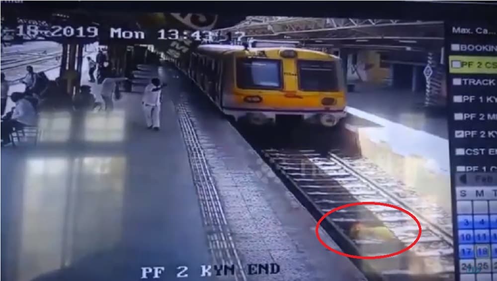 व्हिडिओ: चमत्कारच! अख्खी ट्रेन अंगावर उभी राहिली तरी, रुळावर पडलेली महिला जिवंत व्हिडिओ: चमत्कारच! अख्खी ट्रेन अंगावर उभी राहिली तरी, रुळावर पडलेली महिला जिवंत
