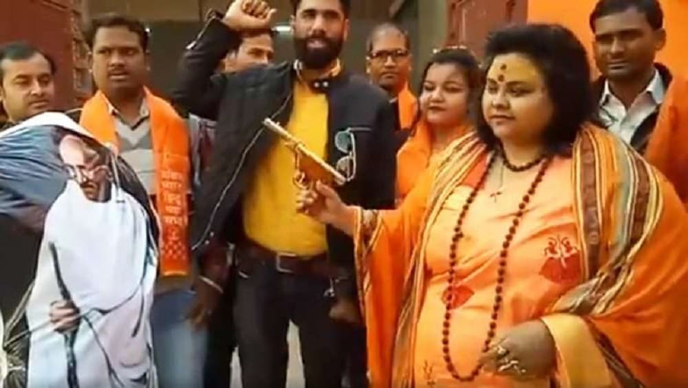 महात्मा गांधींच्या पुतळ्यावर गोळी झाडणाऱ्या हिंदू महासभेच्या सचिव पूजा पांडेय पतीसह अटकेत महात्मा गांधींच्या पुतळ्यावर गोळी झाडणाऱ्या हिंदू महासभेच्या सचिव पूजा पांडेय पतीसह अटकेत