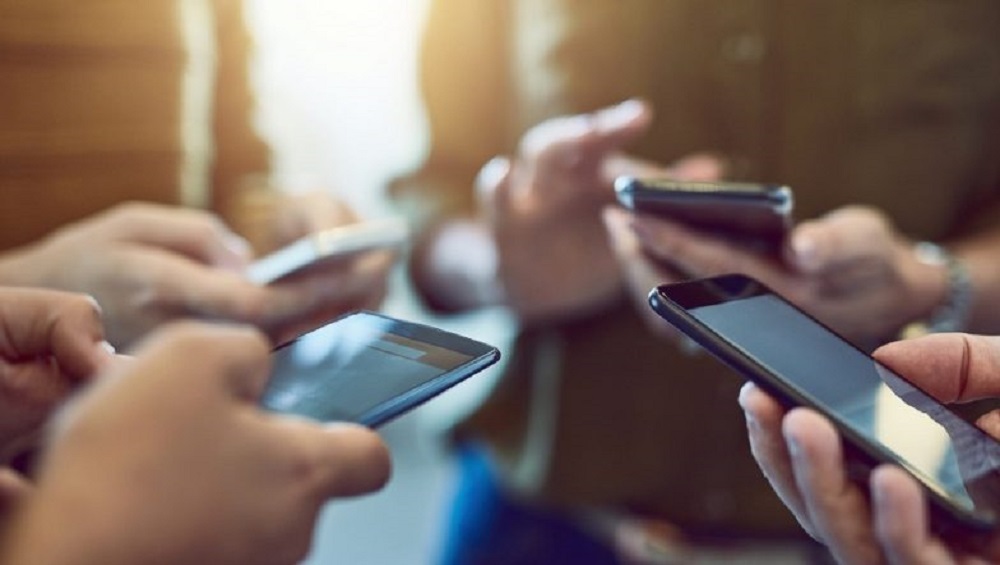 Smartphone Use in India: भारतामध्ये स्मार्टफोनचा वापर वाढला; देशातील लोक सरासरी 5 तास पाहतात स्क्रीन, मीडिया उद्योगाला होत आहे मोठा फायदा