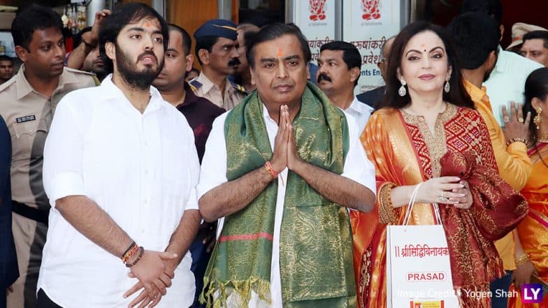 Akash Ambani wedding: मुकेश अंबानी, नीता अंबानी यांच्याकडून पूत्र आकाश अंबानी यांची लग्नपत्रिका मुंबई सिद्धिविनायक चरणी अर्पण Akash Ambani wedding: मुकेश अंबानी, नीता अंबानी यांच्याकडून पूत्र आकाश अंबानी यांची लग्नपत्रिका मुंबई सिद्धिविनायक चरणी अर्पण