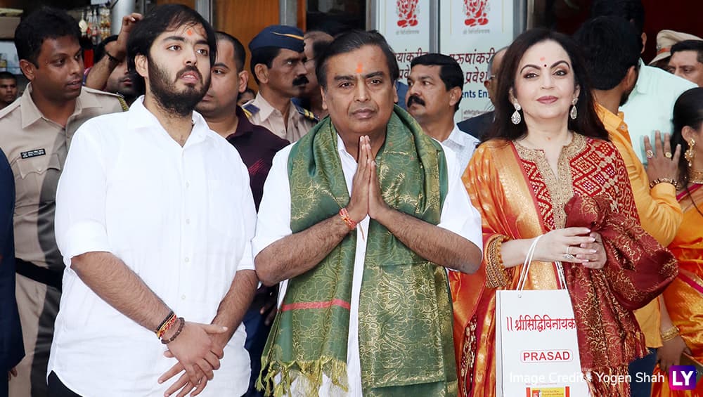 Akash Ambani wedding: मुकेश अंबानी, नीता अंबानी यांच्याकडून पूत्र आकाश अंबानी यांची लग्नपत्रिका मुंबई सिद्धिविनायक चरणी अर्पण Akash Ambani wedding: मुकेश अंबानी, नीता अंबानी यांच्याकडून पूत्र आकाश अंबानी यांची लग्नपत्रिका मुंबई सिद्धिविनायक चरणी अर्पण