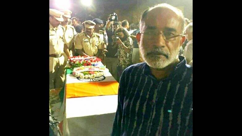मंत्र्याच्या असंवेदनशीलतेच कळस; शहीद जवानाच्या पार्थिवासोबत काढला सेल्फी मंत्र्याच्या असंवेदनशीलतेच कळस; शहीद जवानाच्या पार्थिवासोबत काढला सेल्फी