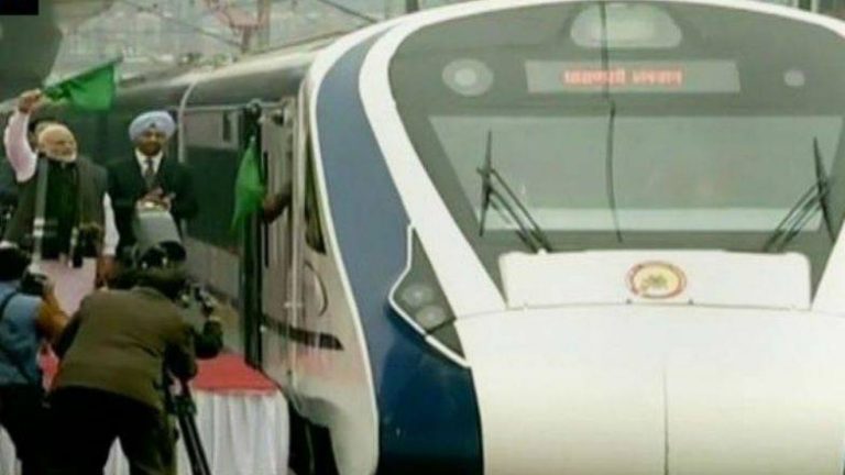 वैतरणा ते मणिनगर दरम्यान जनावरांच्या धडकीमुळे Vande Bharat Express चे मोठे नुकसान, पहा व्हिडिओ