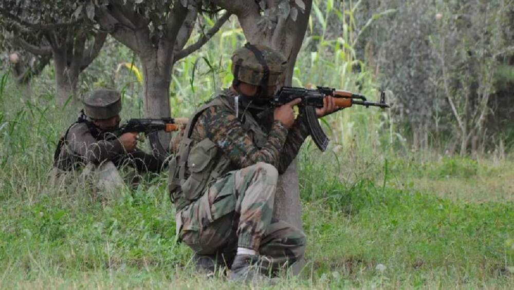 पुलवामा हल्ल्यानंतर सोपोर येथे दहशतवादी आणि जवानांमध्ये चकमक सुरु; 2-3 दहशतवाद्यांना घेरले पुलवामा हल्ल्यानंतर सोपोर येथे दहशतवादी आणि जवानांमध्ये चकमक सुरु; 2-3 दहशतवाद्यांना घेरले