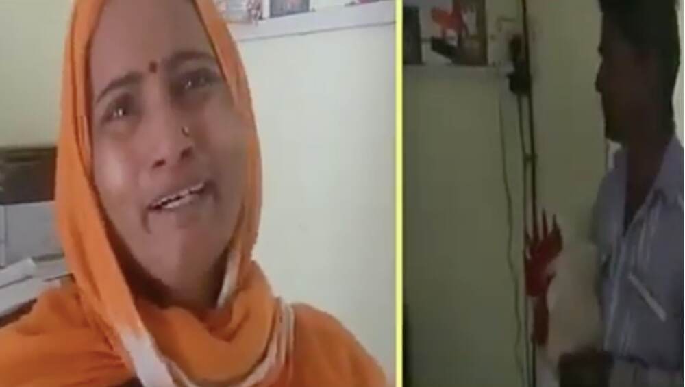 ऐकावं ते नवलंच! 'मला अटक करा पण माझ्या कोंबडीला सोडा' - मध्य प्रदेश पोलीस स्टेशन मध्ये अजब तक्रार (Video) ऐकावं ते नवलंच! 'मला अटक करा पण माझ्या कोंबडीला सोडा' - मध्य प्रदेश पोलीस स्टेशन मध्ये अजब तक्रार (Video)