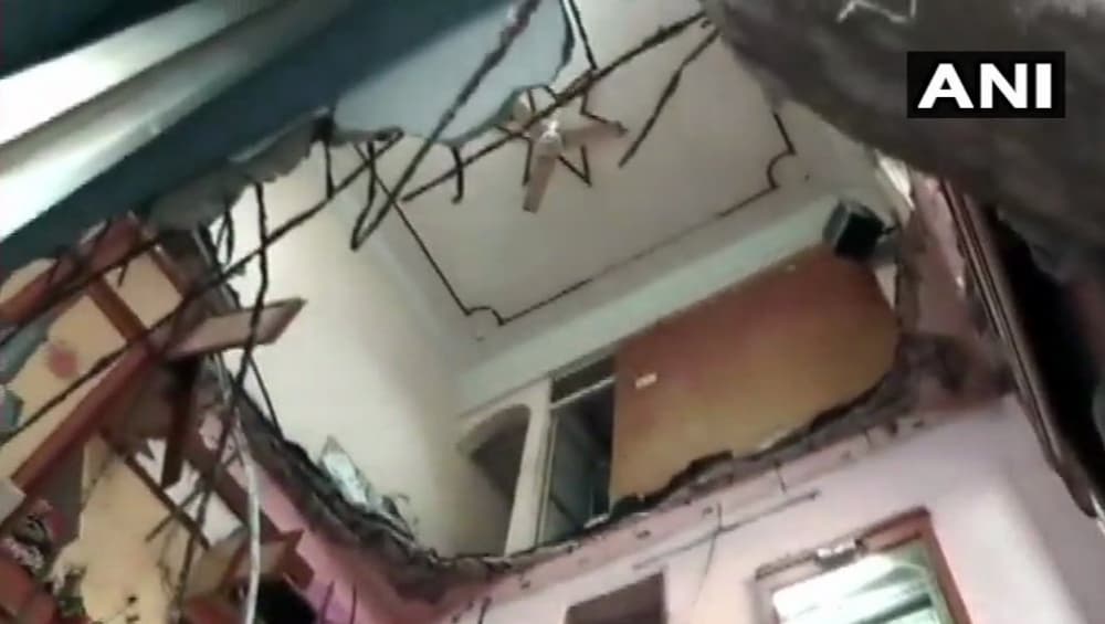 उल्हासनगर: इमारतीचा स्लॅब कोसळून 3 ठार 2 जखमी, मृतांमध्ये पाच वर्षांच्या चिमुकलीचा समावेश उल्हासनगर: इमारतीचा स्लॅब कोसळून 3 ठार 2 जखमी, मृतांमध्ये पाच वर्षांच्या चिमुकलीचा समावेश