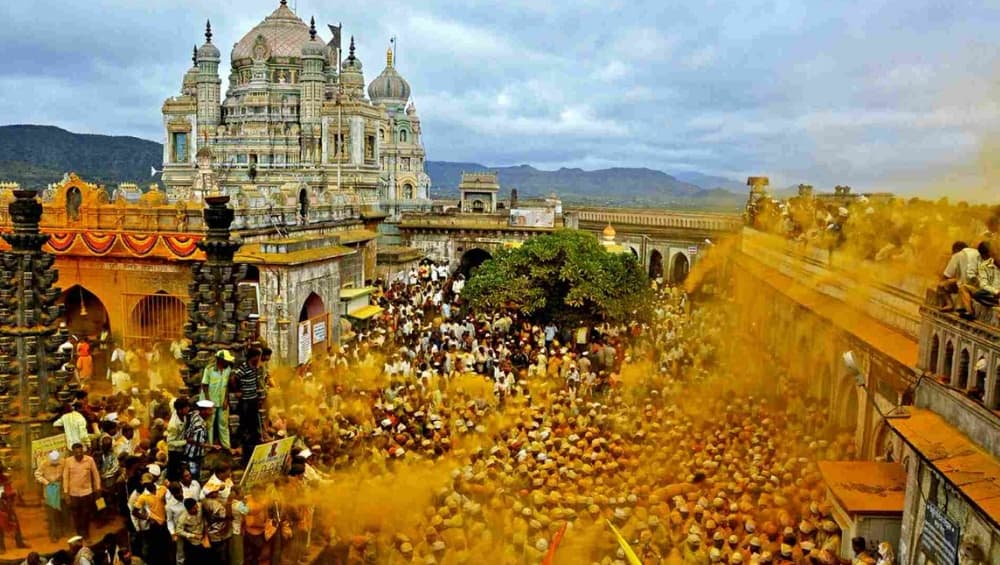 Somvati Amavasya 2019: जेजुरी गडावर सोमवती अमावस्या निमित्त यात्रेला सुरुवात, भविकांकडून भंडाऱ्याची उधळण Somvati Amavasya 2019: जेजुरी गडावर सोमवती अमावस्या निमित्त यात्रेला सुरुवात, भविकांकडून भंडाऱ्याची उधळण