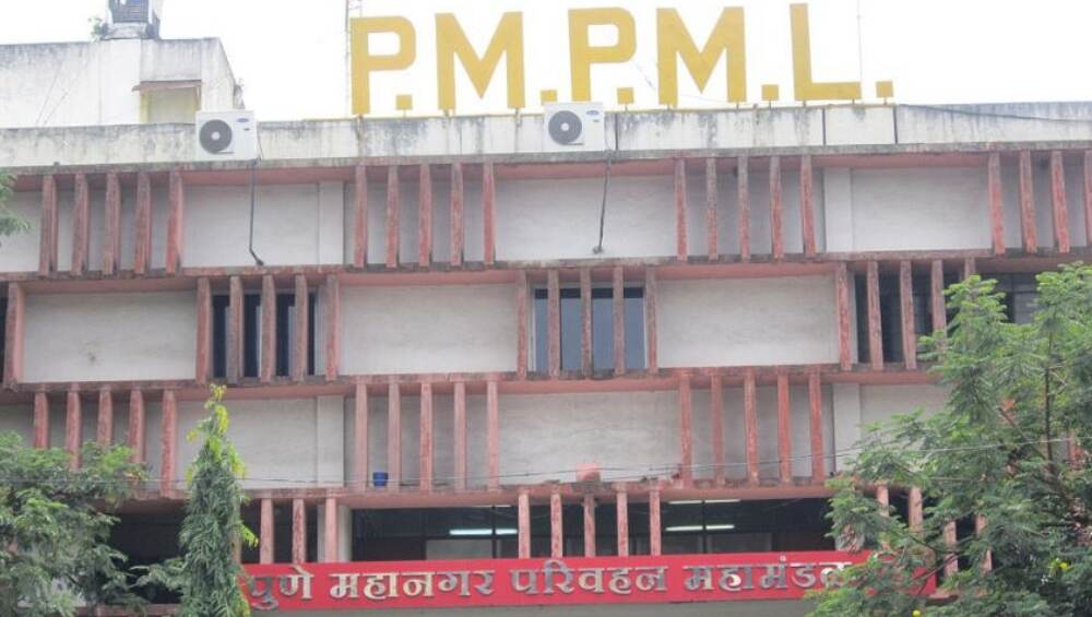 पुणे: बस कंडक्टरचा पराक्रम, 8 तासात फाडली 1 लाख 1 हजार 402 रुपयांची तिकिटे पुणे: बस कंडक्टरचा पराक्रम, 8 तासात फाडली 1 लाख 1 हजार 402 रुपयांची तिकिटे