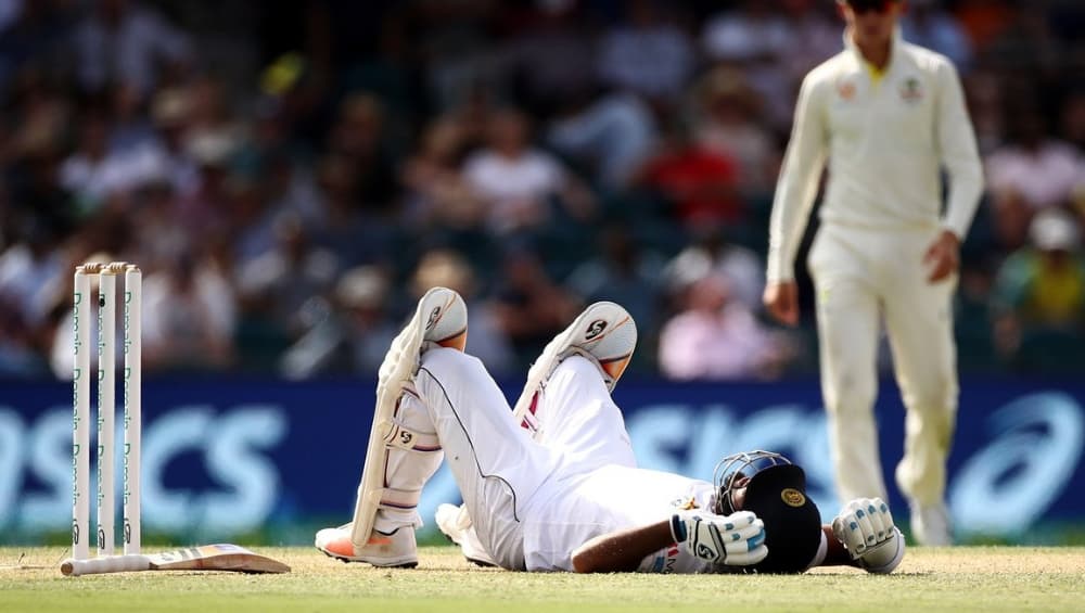 Australia vs Sri Lanka: श्रीलंका फलंदाज करुणारत्ने याला सामना खेळताना गंभीर दुखापत, मानेला चेंडू आदळल्याने स्ट्रेचरवर Australia vs Sri Lanka: श्रीलंका फलंदाज करुणारत्ने याला सामना खेळताना गंभीर दुखापत, मानेला चेंडू आदळल्याने स्ट्रेचरवर